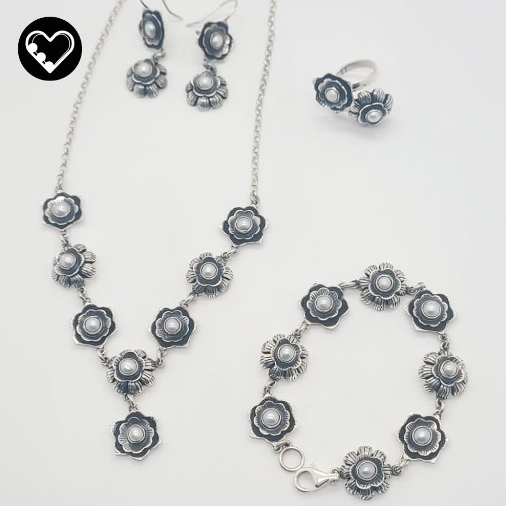 Flowers with pearls set